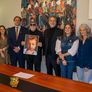 León Gieco, con miembros de la comunidad universitaria de la Universidad Nacional del Oeste.&nbsp; 