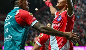 Los jugadores del club de La Paternal festejaron ante su gente.