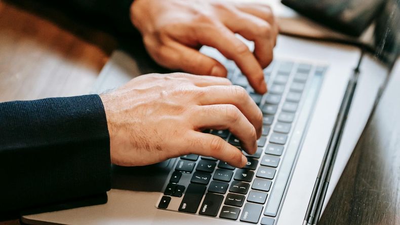 A través del análisis de grandes volúmenes de datos, estos sistemas inteligentes pueden identificar qué habilidades serán más demandadas en el futuro, considerando variables como el mercado, los avances tecnológicos y los cambios en el comportamiento social. 