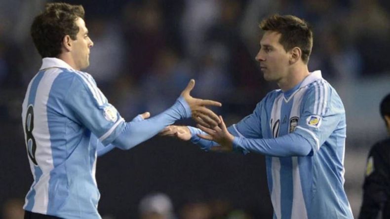 Lionel Messi ingresando en lugar de Walter Montillo en la Selección argentina.