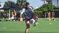 Lionel Messi anotó un gol desde atrás del arco. Lionel Messi anotó un gol desde atrás del arco.