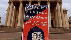 Aparecieron afiches contra Javier Milei en París.