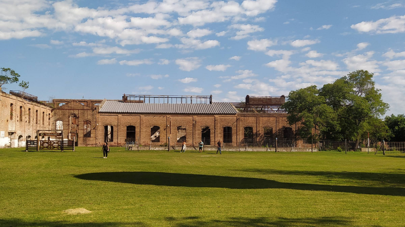 Una fábrica abandonada es el principal atractivo de este pueblo.