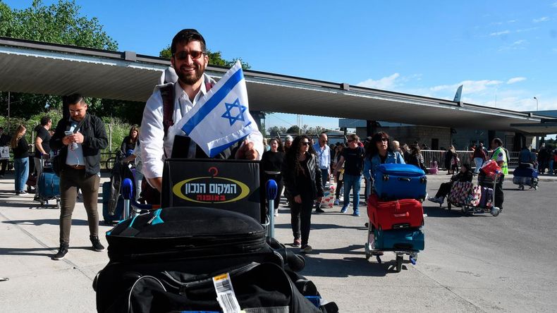 Regreso Seguro: un contigente de argentinos llegó a Ezeiza desde Roma.