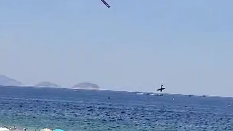 El piloto del avión publicitario que cayó en Copacabana murió en el acto.&nbsp;
