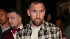 Lionel Messi evitó tener contacto con el joven que se le acercó para que le firmara la camiseta de Boca Lionel Messi evitó tener contacto con el joven que se le acercó para que le firmara la camiseta de Boca