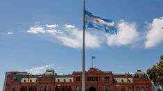 La Ley 23.208 sobre Símbolos Patrios, eliminó la existencia de las dos banderas y decretó que la única bandera argentina es la que lleva el sol. La Ley 23.208 sobre Símbolos Patrios, eliminó la existencia de las dos banderas y decretó que la única bandera argentina es la que lleva el sol.