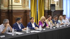 Axel Kicillof junto a Verónica Magario, Carlos Bianco y otros funcionarios de su gobierno.