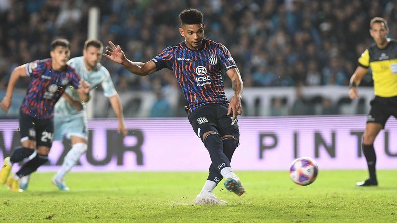 Valoyes convirti&oacute; de penal el cuarto gol de Talleres.