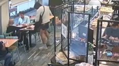 Entraron armados a una confitería, se llevaron la recaudación y vaciaron las billeteras virtuales de los clientes. Entraron armados a una confitería, se llevaron la recaudación y vaciaron las billeteras virtuales de los clientes.