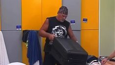 Walter Santiago ingresa con su propia valija. Walter Santiago ingresa con su propia valija.