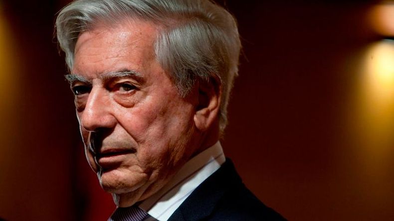 Mario Vargas Llosa fue internado.
