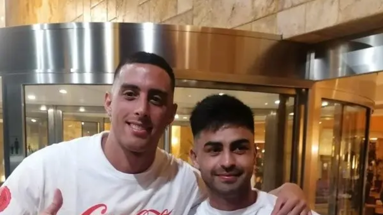 Ramiro Funes Mori y el Pity Martínez recibieron la visita de los hinchas de River en Marbella.
