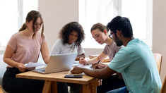 Los beneficiarios de las Becas Progresar accederán al cobro de $20.000 en agosto. Los beneficiarios de las Becas Progresar accederán al cobro de $20.000 en agosto.