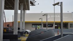 Los que usen carriles verdes sin telePASE pagarán el cuádruple de la tarifa que les corresponde. Los que usen carriles verdes sin telePASE pagarán el cuádruple de la tarifa que les corresponde.