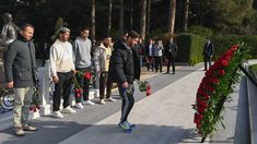 Lionel Messi fue recibido con entusiasmo por cientos de fanáticos en las calles de Bakú. Lionel Messi fue recibido con entusiasmo por cientos de fanáticos en las calles de Bakú.