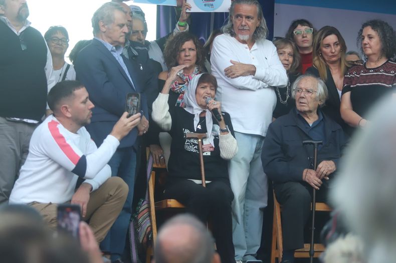 Taty Almeida y Adolfo Pérez Esquivel fueron invitados a exponer su crítica al Gobierno. Taty Almeida y Adolfo Pérez Esquivel fueron invitados a exponer su crítica al Gobierno.