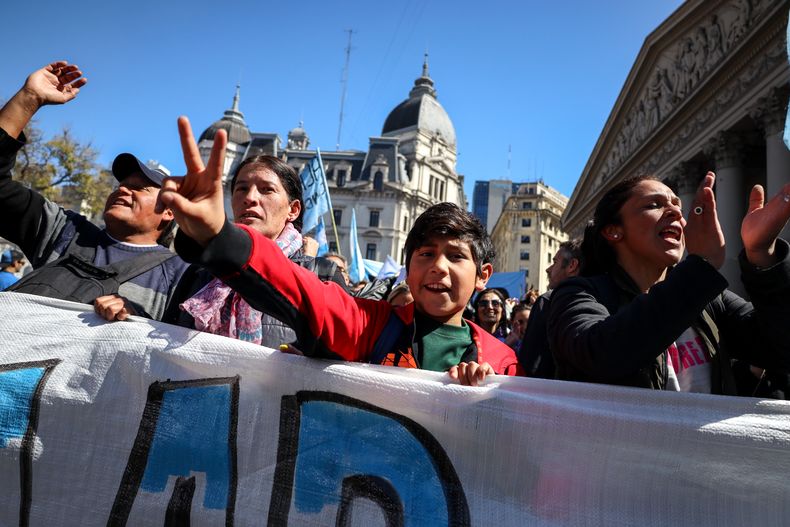 Organizaciones sociales marchan en Plaza de Mayo en repudio al atentado contra Cristina Kirchner