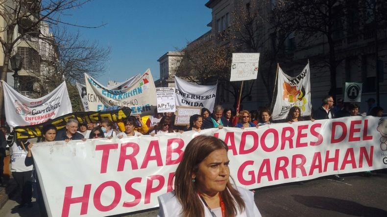 Mientras el Senado debate el rechazo al veto a la emergencia pediátrica, trabajadores del Garrahan paran y marchan al Congreso