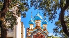 Muchos son los edificios emblemáticos de Argentina, más precisamente en la ciudad de Buenos Aires, reconocidos tanto por los turistas locales como los internacionales. Uno de los más destacados es la Iglesia Ortodoxa Rusa de la Santísima Trinidad. Muchos son los edificios emblemáticos de Argentina, más precisamente en la ciudad de Buenos Aires, reconocidos tanto por los turistas locales como los internacionales. Uno de los más destacados es la Iglesia Ortodoxa Rusa de la Santísima Trinidad.