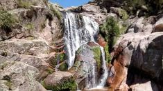 En Córdoba hay una cascada que invita a relajarse con el sonido del agua. En Córdoba hay una cascada que invita a relajarse con el sonido del agua.
