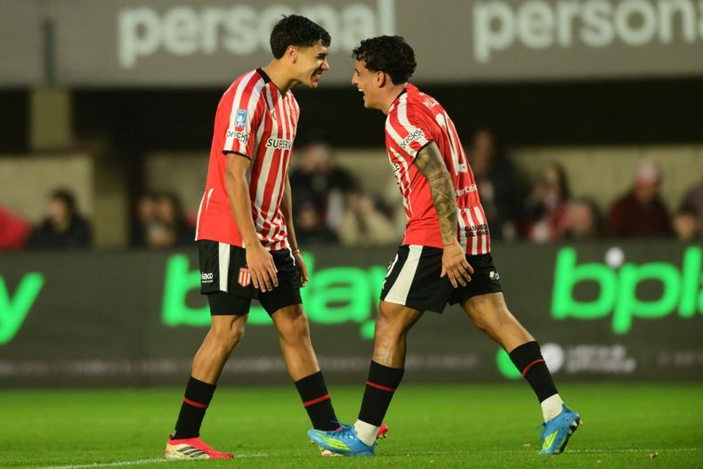 Tiago Palacios y el tercer gol de Estudiantes.
