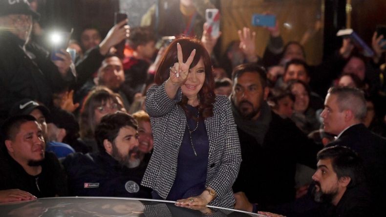 Cristina Kirchner saluda a la militancia en la puerta de su departamento de Recoleta.
