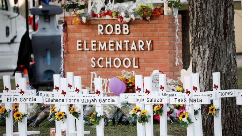 El memorial que se armó en la escuela para recordar a los alumnos y maestros asesinados.