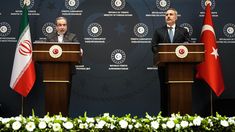 El ministro de Asuntos Exteriores turco, Hakan Fidan (derecha), y su homólogo iraní, Abbas Araghchi, durante la conferencia de prensa ofrecida en Estambul este viernes 30 de enero de 2026. El ministro de Asuntos Exteriores turco, Hakan Fidan (derecha), y su homólogo iraní, Abbas Araghchi, durante la conferencia de prensa ofrecida en Estambul este viernes 30 de enero de 2026.