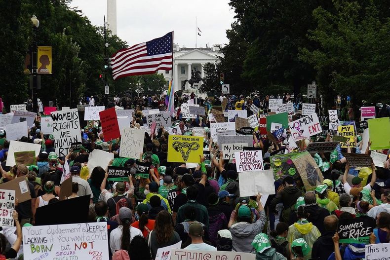Los manifestantes comenzaron a reunirse en Franklin Square esta mañana antes de dirigirse a la Casa Blanca.