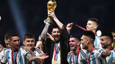 Messi, condecorado con el bisht. Messi, condecorado con el bisht.