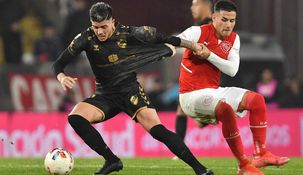 El Rojo no pudo detener al Calamar. El Rojo no pudo detener al Calamar.