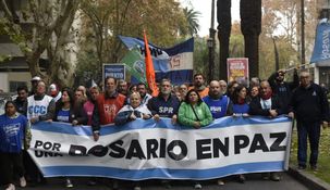 Rosario por la paz: multitudinaria movilización docente por balaceras contra escuelas