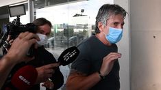 El padre de Lionel Messi llegó este domingo al aeropuerto de El Prat. El padre de Lionel Messi llegó este domingo al aeropuerto de El Prat.