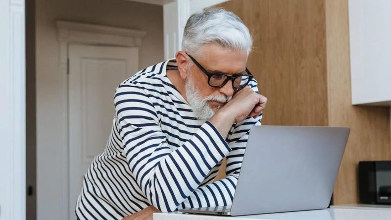 Este procedimiento se realiza de manera regular para asegurar que los beneficiarios reciban a tiempo el dinero destinado a cubrir sus necesidades básicas.   