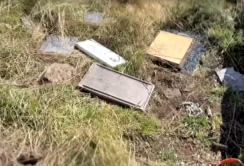 Las placas conmemorativas argentinas, arrojadas detrás de la cruz del Cementerio de Darwin en las Islas Malvinas.