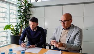 La firma del acuerdo por parte de Julián Leunda, Vicepresidente de Relaciones Institucionales de Indalo, junto a Leonardo Attuch, Fundador y director presidente de Brasil247.
