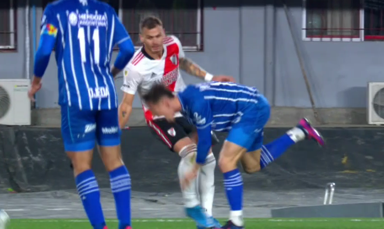 Lamolina le perdonó la vida a González Pirez por una dura plancha.