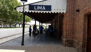 Las calles de Lima reflejan su evolución desde su origen en 1885 como una parada ferroviaria clave para la región.