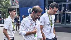 Scaloni junto a su hijo en el paddock del circuito de Spa-Francorchamps. Scaloni junto a su hijo en el paddock del circuito de Spa-Francorchamps.