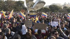 Miles de venezolanos se manifestaron en Recoleta en contra de la reelección de Nicolás Maduro.