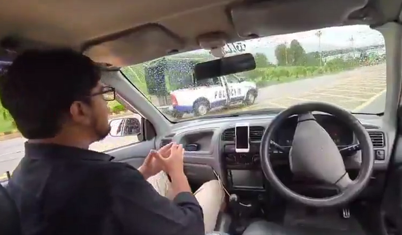 Un joven chocó con un patrullero mientras mostraba su auto autónomo.