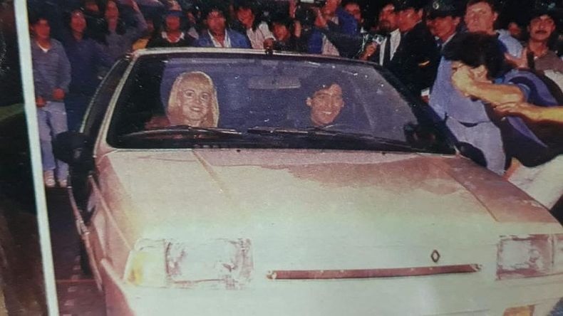 Diego Maradona al volante de la Renault Fuego junto a Claudia Villafañe.