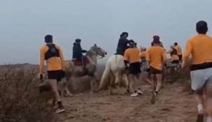 Personasmontadas a caballo bloquearon el paso de los runners y los agredieron.