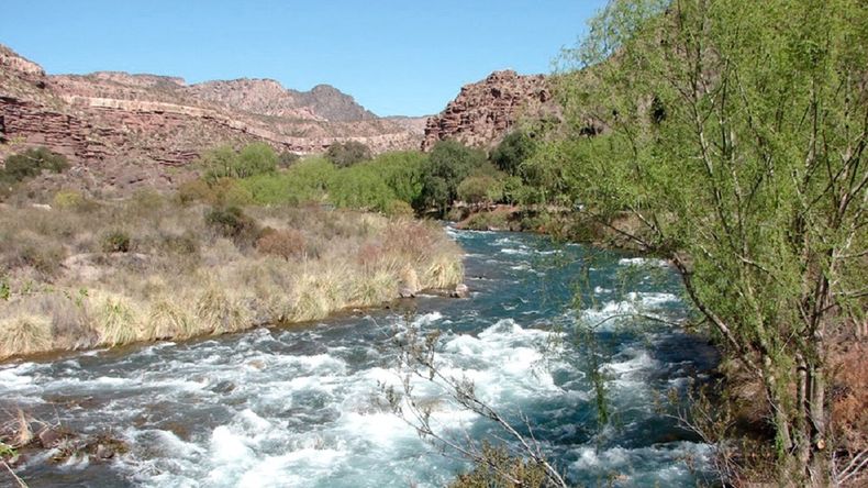 El río Atuel es ideal para rafting y otros deportes.