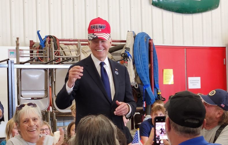 El momento cuando Biden lucía la gorra de campaña del candidato republicano