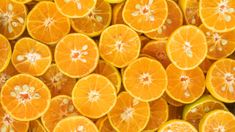 Sostiene que no es lo mismo ingerir una fruta entera que consumirla en forma de jugo. Sostiene que no es lo mismo ingerir una fruta entera que consumirla en forma de jugo.