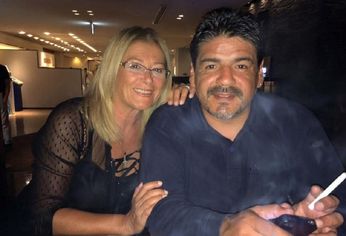 Paola Morra junto a Hugo, el hermano menor de Diego Maradona.