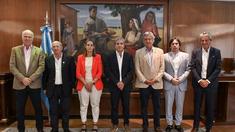 Luis Caputo junto a los representantes de la Mesa de Enlace.