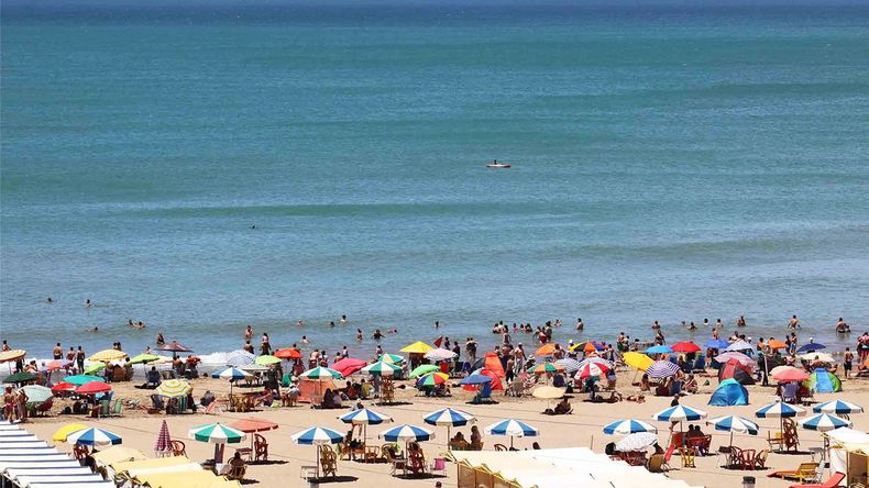 Miramar se encuentra en el sudeste bonaerense y combina entorno urbano con amplios espacios naturales.